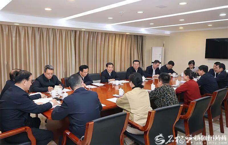 陈小江在乌鲁木齐接待信访群众