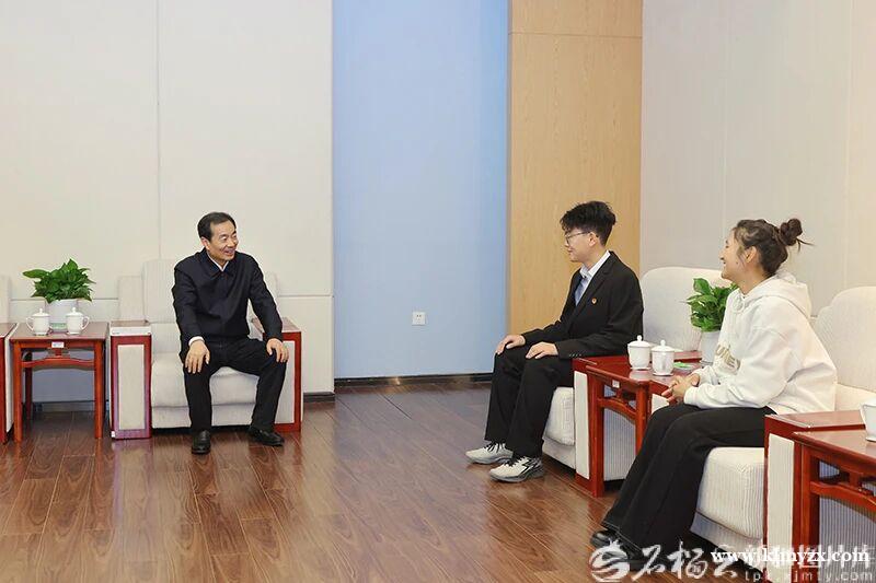 陈小江在新疆大学讲授思政课