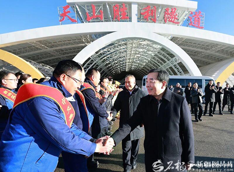 陈小江艾尔肯·吐尼亚孜在乌尉高速公路开通之际赴现场调研并慰问项目建设者