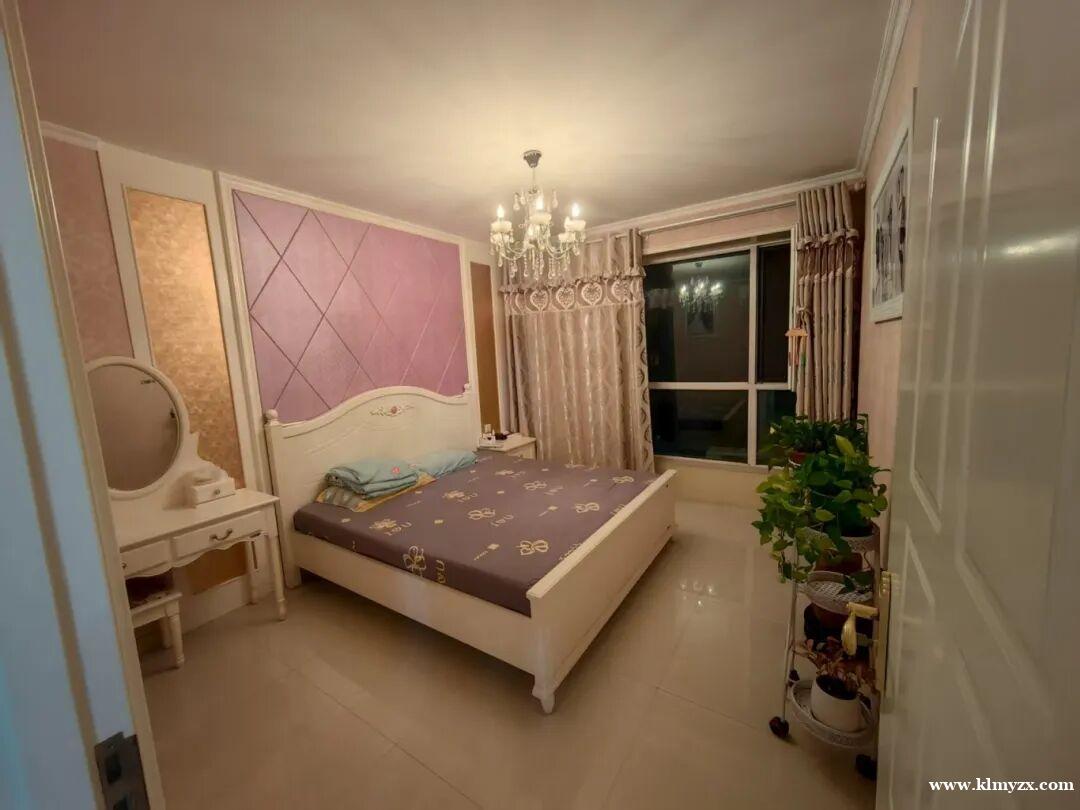 国际蓝湾4楼，两室两厅，普装，南北通透，明厨明卫，36万