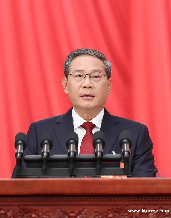 十四届全国人大四次会议在京开幕 习近平等在主席台就座