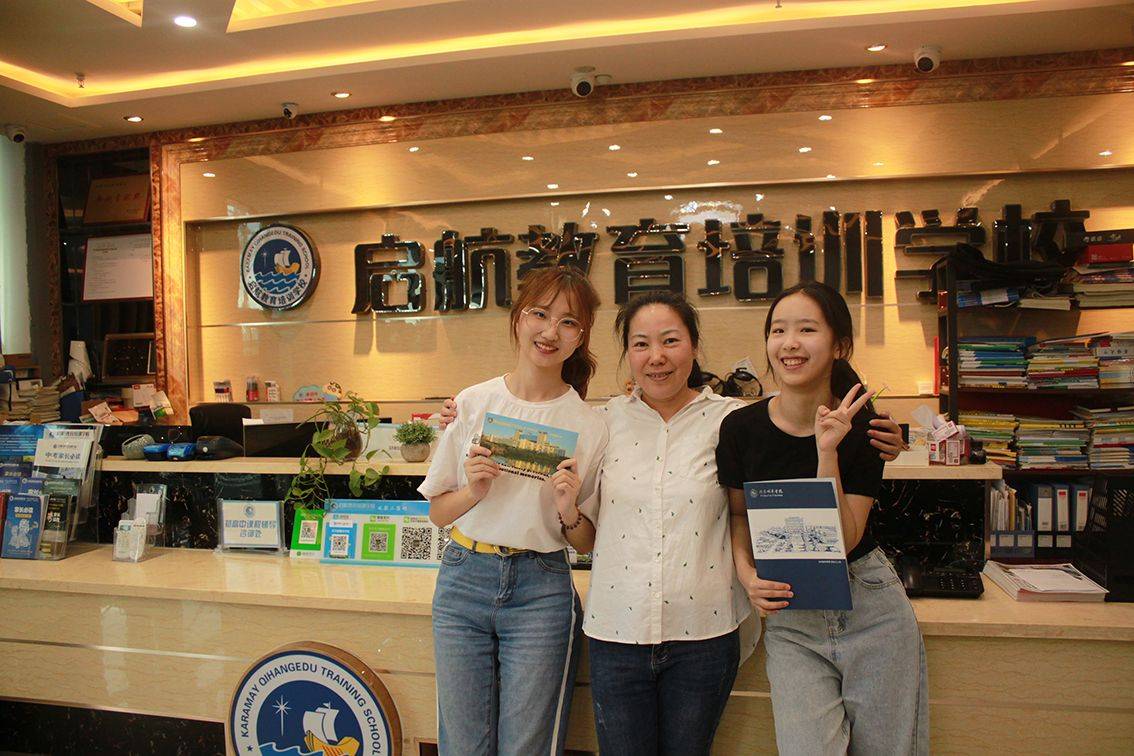 教师专注辅导学生